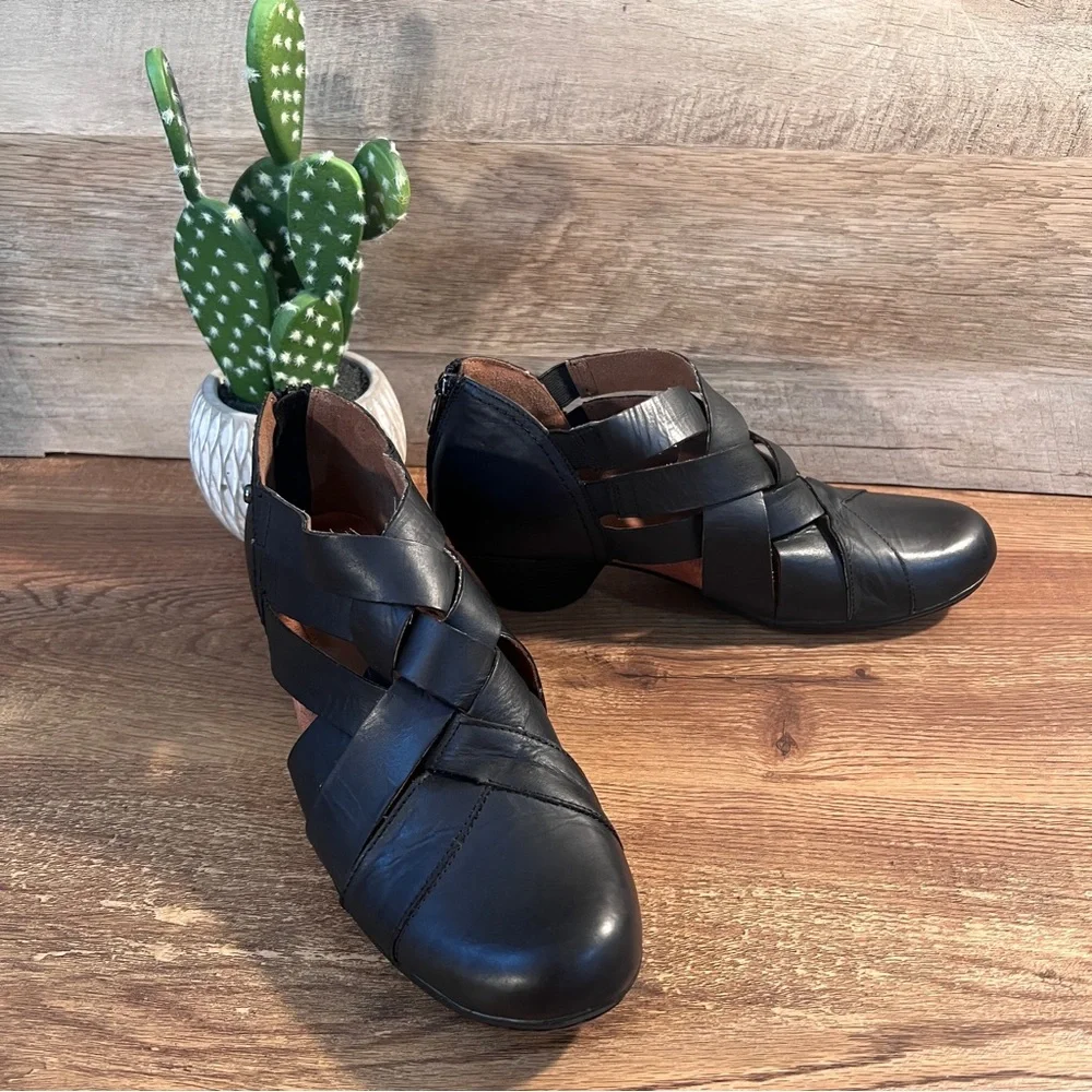 Cobb Hill Black‎ Leather Cutout Comfort Heels Size 8.5